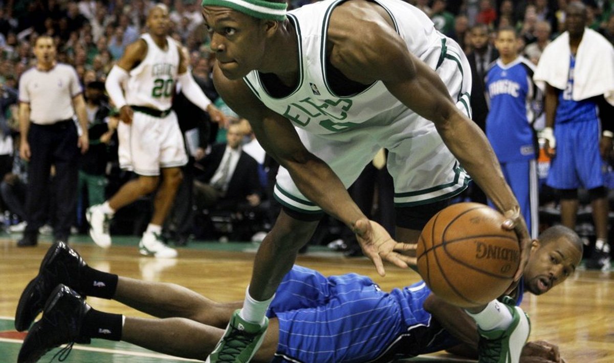 Boston Celtics' Rajon Rondo saves the ball from going out of bounds as Orlando Magic's Rafer Alston watches from the floor in the fourth quarter of Game 5 of the NBA basketball Eastern Conference semifinal playoff series in Boston on Tuesday, May 12, 2009. The Celtics came from behind to win 92-88. (AP Photo/Elise Amendola) / SCANPIX Code: 436