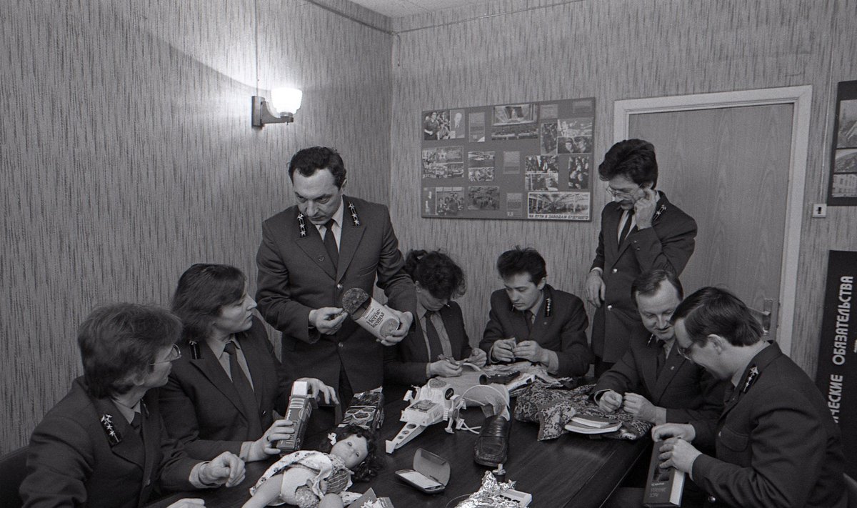 Nõukogude transpordimiilitsad 1980ndatel õppusel Tallinnas salakaupa otsimas. Laual vedelevad muu kraami hulgas tabletid, mis nõukogude ajal nii mõnegi arsti ja spordimehe põrandaaluseks miljonäriks tegid.