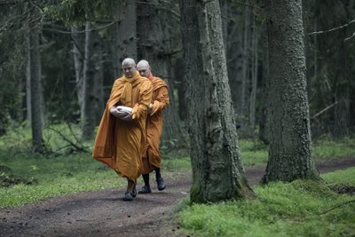 Kell 5.30 siirduvad mungad igahommikusele almusretkele. Budha mungad saavad süüa ainult seda toitu, mis on neile ilmiku poolt käest-kätte annetatud.