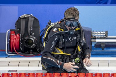 Olümpiaujulas tegeletakse ka sukeldumisega. Nii pannakse nimelt paika veealuseid kaameraid.