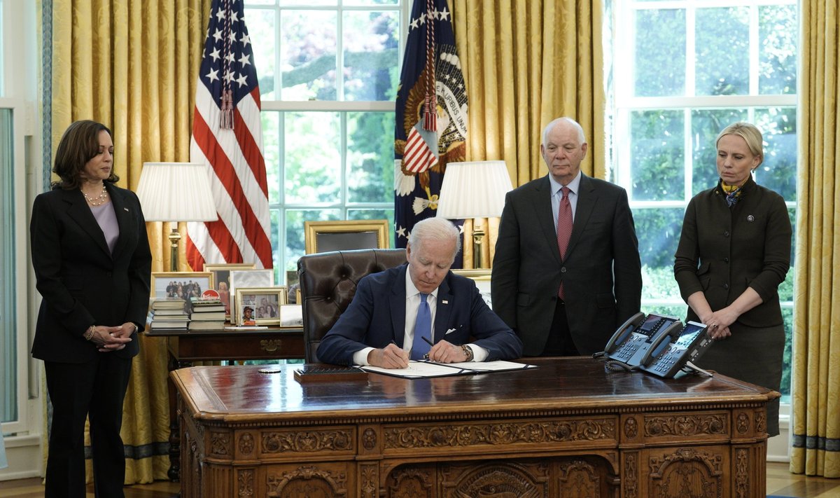 Joe Biden allkirjastamas lendliisi seadust Ukrainale.