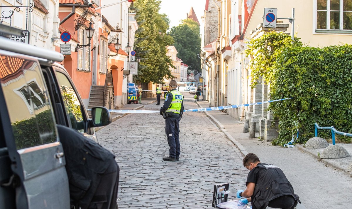 Politseinikud ja kriminalistid suvel Tallinna vanalinnas kuriteopaigal.