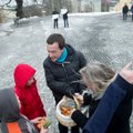 ФОТО и ВИДЕО DELFI: Криштафович с соратниками раздавал возле кафе Сависаара "свободные" пирожки