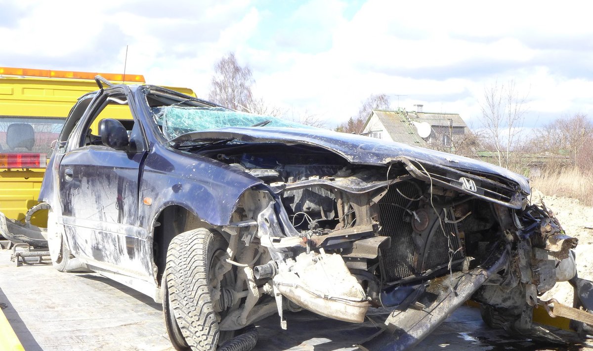  09.04.2016 kella 06.02 ajal toimus liiklusõnnetus Saaremaal Valjala vallas Valjala-Laimjala maantee 3. kilomeetril, kus sõiduautot Honda Civic juhtinud alkoholijoobes 28-aastane mees kaldus vastassuunavööndisse ja sõitis teelt välja kraavi. Sõiduk paiskus seejärel vastu puud ning kraavist tagasi teele, katusele. Sõiduki juht ja kaasreisija, 19-aastane naine toimetati Kuressaare Haiglasse. Kaasreisija ei olnud nõuetekohaselt turvavööga kinnitatud.