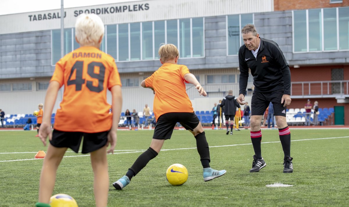 69-aastane Arnold Mühren peab Tabasalu staadionil laste jalgpallilaagrit.
