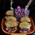 TÄNAVATOIDU RETSEPT: miniburgerid kalkuni ja punase kapsa salatiga