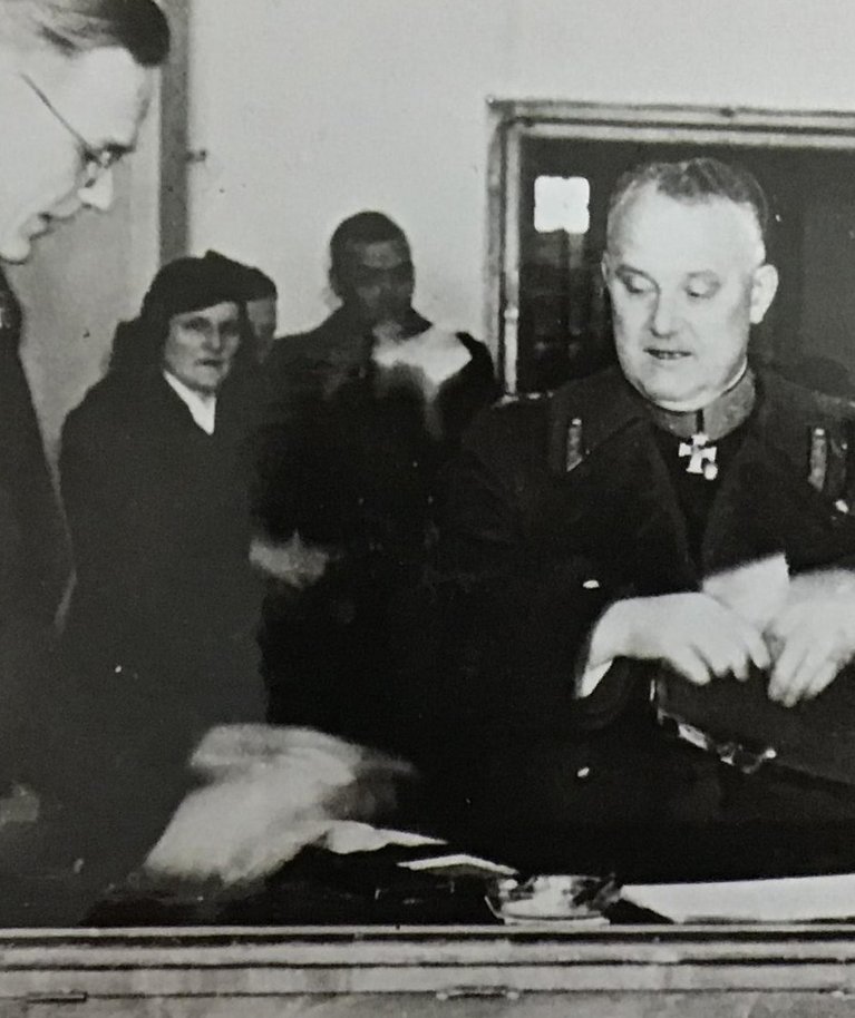 Kindral Johan Laidoner annab oma hääle rahvahääletuse esimesel päeval 23. veebruaril 1936.