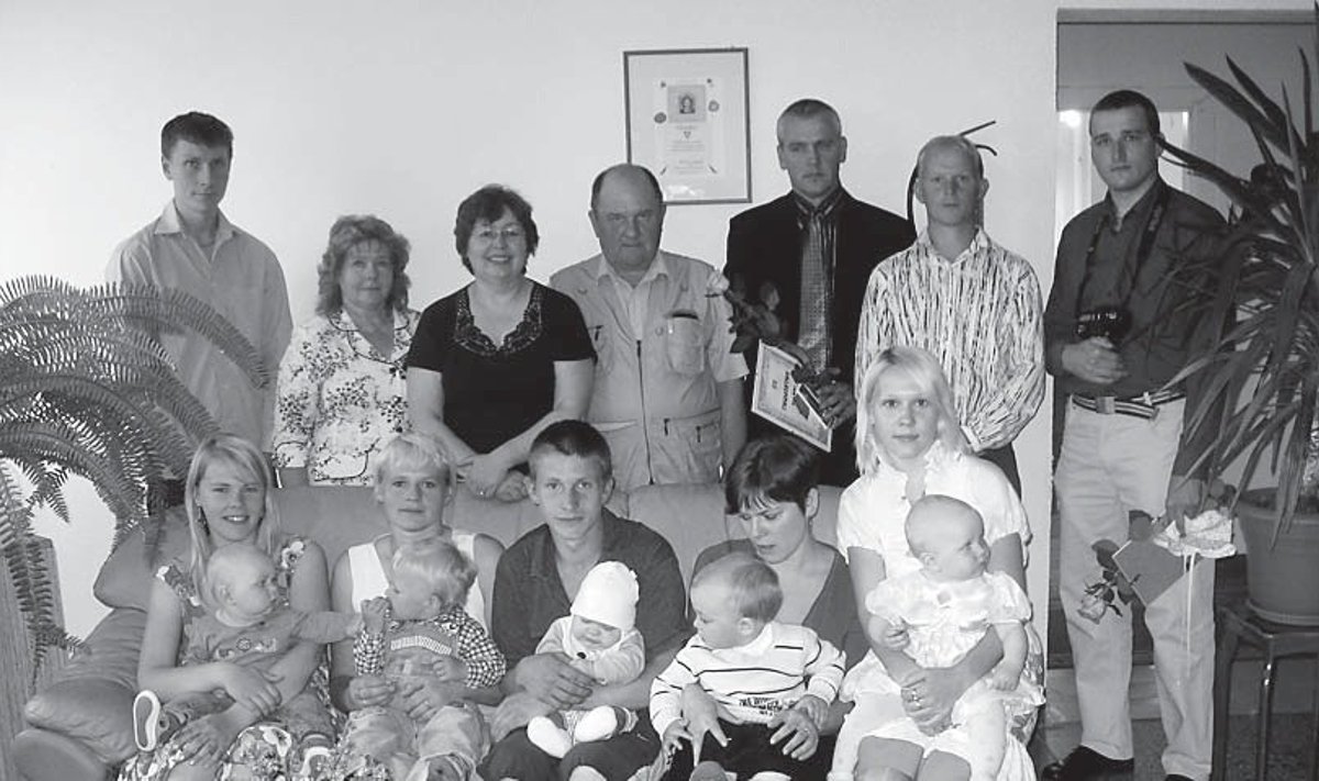 2009.aastal sündinud vallakodanikud koos vanematega (neli last on puudu). Tagareas seisavad: teine vasakult vallasekretär E. Raiv, siis vallavanem I. Hirmo ja volikogu esimees I.Palmik