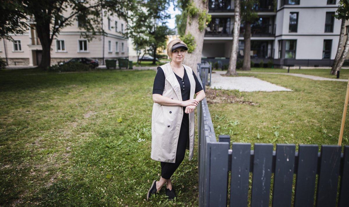 Üks väheseid kõigile avatud Uue Maailma rohealasid sai uusarenduse tõttu naabreid eraldava tara. Urbanist ja TTÜ maastikuarhitektuuri programmijuht Kristi Grišakov märgib, et erinevalt täiskasvanutest lapsed end sellest häirida ei lase.