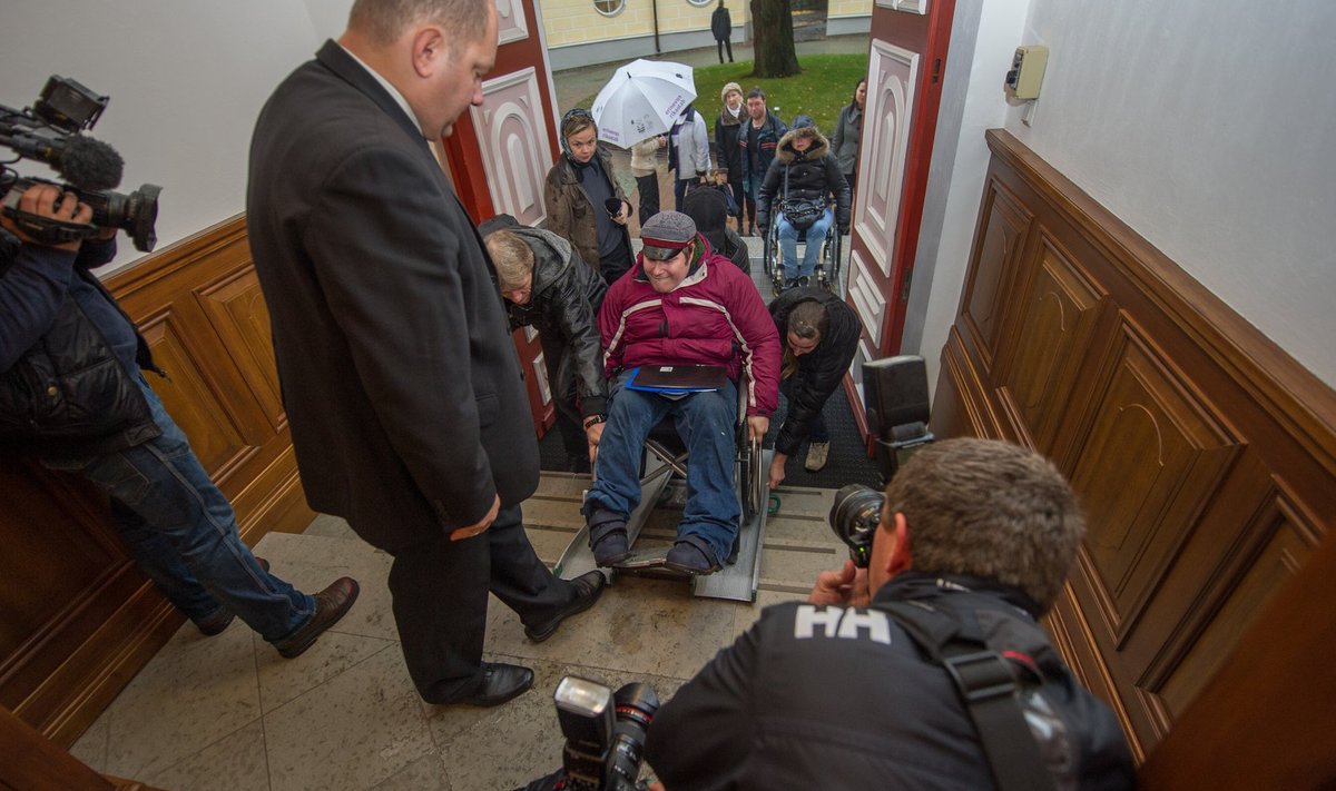 Ratastoolis inimese vinnamine Stenbocki maja trepil, et pääseda kohtumisele peaministriga. Ka seal kasutatakse ajutisi relsse, mis on ohtlikud.