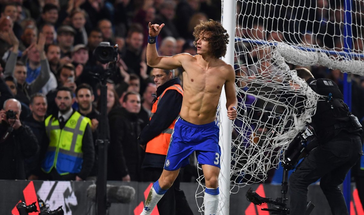 David Luiz tähistamas Chelsea võitu.