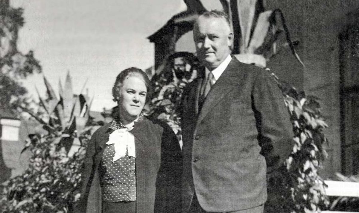 Enne tormi: Maria ja Johan Laidoner koos kasupoeg Aleksei Kruszewskiga Viimsi kodu trepil. Foto ilmus Soome ajakirjanduses. (Eesti Sõjamuuseum)