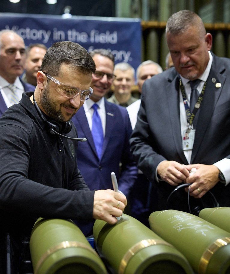 Ukraina president Volodõmõr Zelenskõi allkirjastab mürske oma 22. septembri visiidi ajal Scrantoni armee laskemoonatehasesse, mis asub Pennsylvanias. Zelenskõi saabus USA-sse ülitähtsale visiidile, et tutvustada Kiievi plaani, kuidas lõpetada kaks ja pool aastat kestnud sõda Venemaaga.