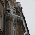 FOTOD | Ettevaatust! Hoonete katustelt ripuvad alla ohtlikud jääpurikad