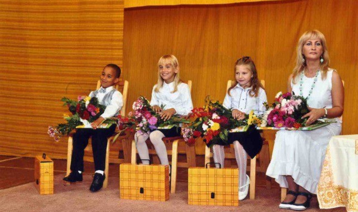 1. klass: Rayan Aus, Kaisa Alt, Mari-Liis Saarkoppel ja nende õpetaja Anne Antsaar