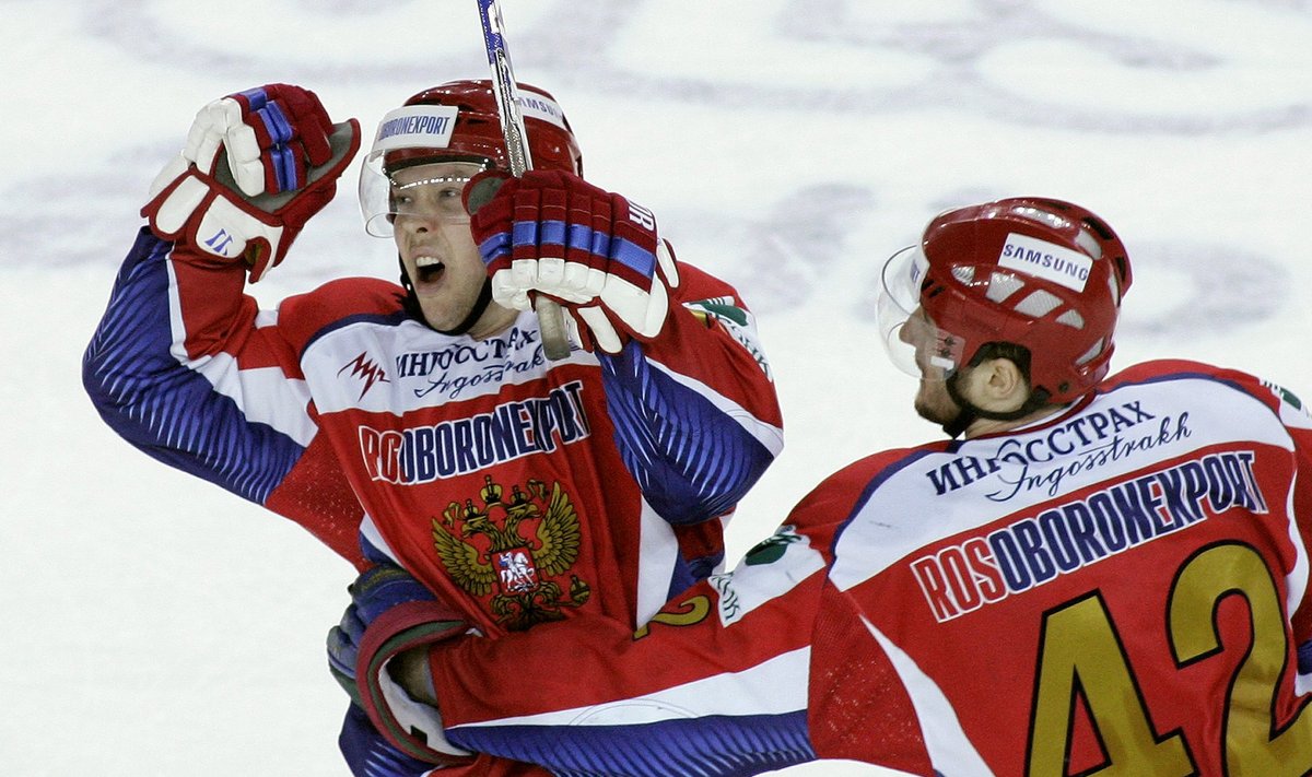 Russia's Sergey Mozyakin (L) celebrates with teammate Sergey Zinovyev after scoring against Sweden during their Euro Hockey Tour ice hockey match in Liberec April 19, 2009.   REUTERS/David W Cerny (CZECH REPUBLIC SPORT ICE HOCKEY)