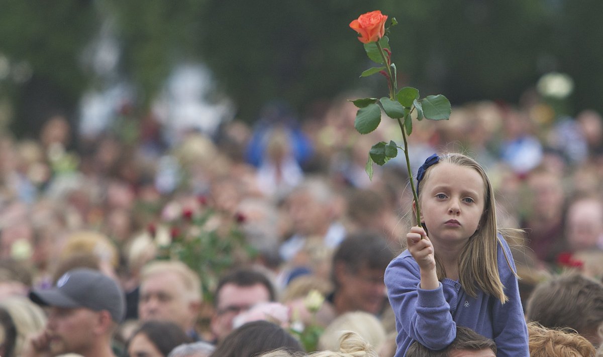 Норвежцы вспоминают жертв теракта