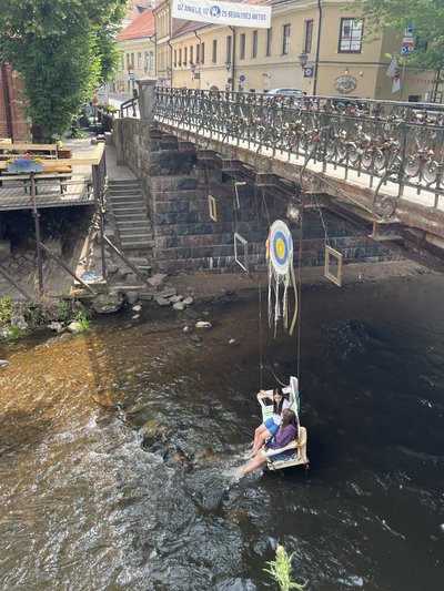 Siin kiiguks küll. Üks Užupise kunstilistest atraktsioonidest on kiik Vilnia jõel.