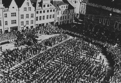 20. mai 1990. Eesti Kodukaitse rivistus vandeandmiseks Tallinnas Raekoja platsil.