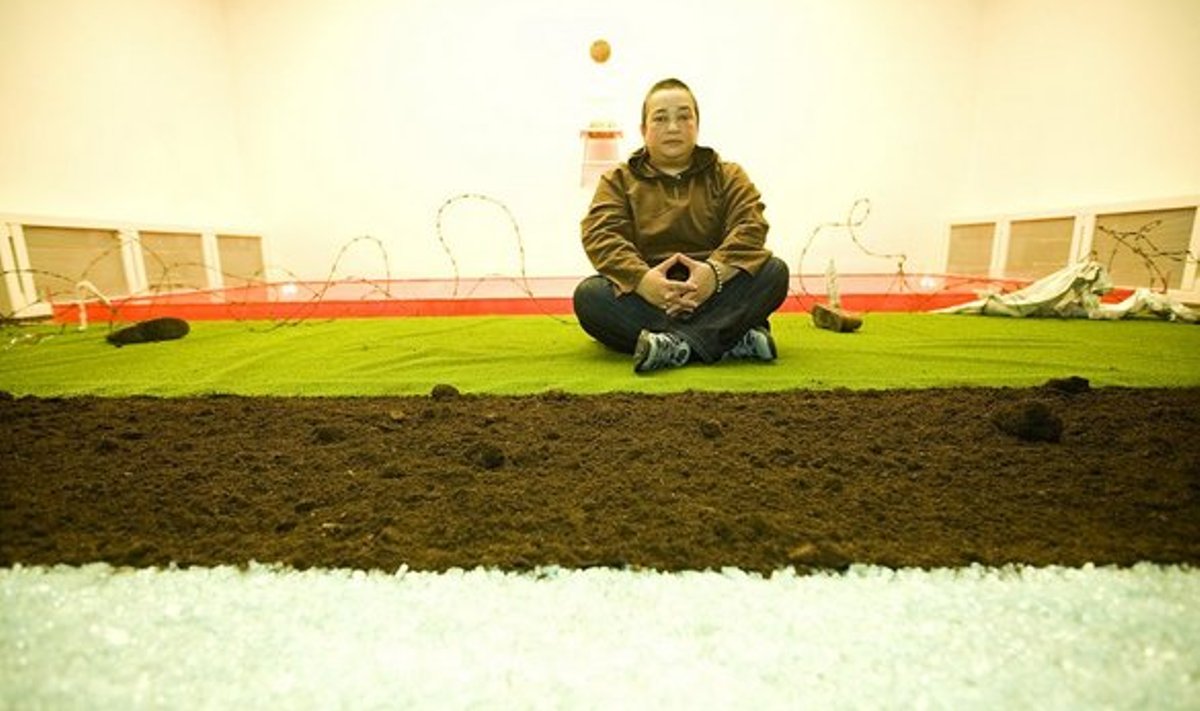 Soomest tulnud mustlasest tegevuskunstnik Kiba Lumberg oma looduse kuritarvitamisest johtuvat ängi väljendava installatsiooni sees. 