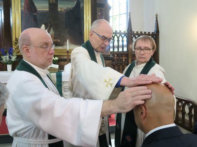 Even Tudebergi pühitseti Jaani koguduse juhatuse liikmeks. Pildil vasakult Arne Hiob, Jaan Tammsalu ja Eve Kruus.