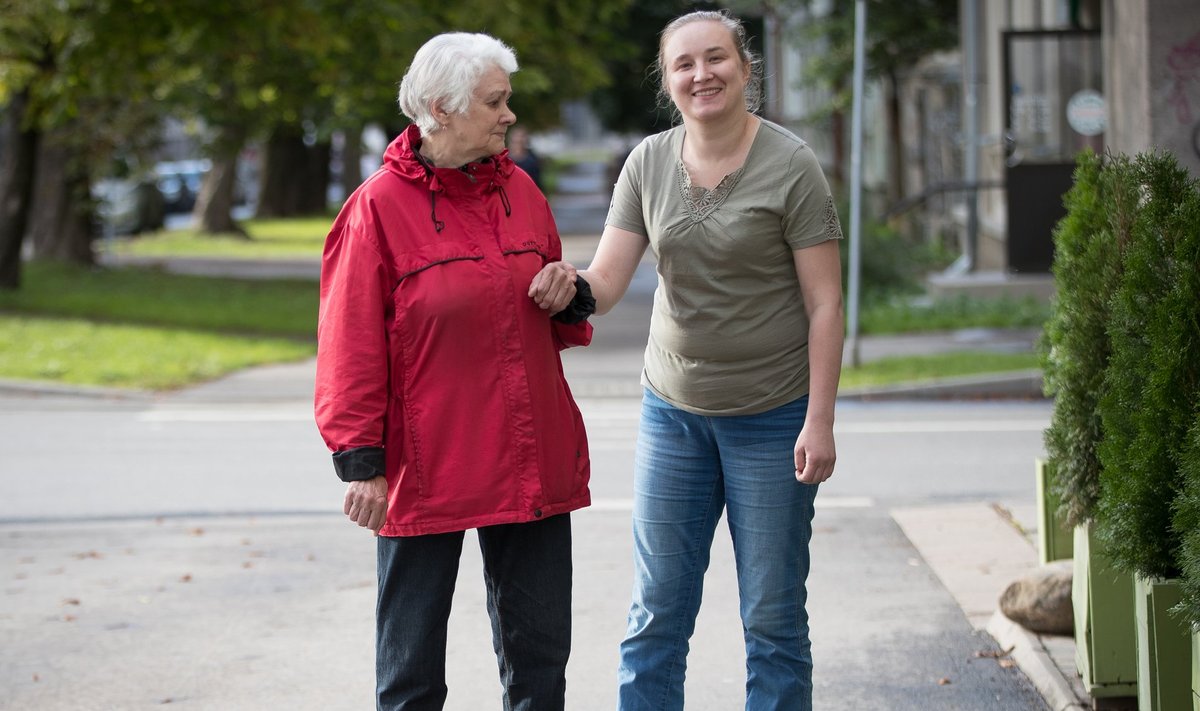 <em>Sclerosis multiplex</em>’i põdeval Svetlanal aitab liikuda pensionärist ema ja taksosõidud tööle tasub veel töötukassa. Tallinna linnavalitsuse arvates peaks tõsiste liikumisraskustega Svetlana tööl käima ühissõidukiga.