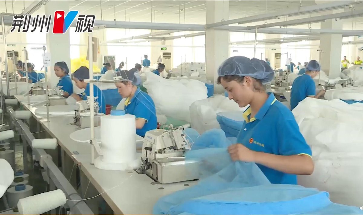 Eestissegi toodud maske õmblevad uiguuri tüdrukud, kes on Hiina teistes regioonides asuvatesse tehastesse toodud sunniviisiliselt.