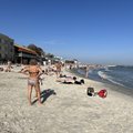 ФОТО | Аномально жаркий октябрь: жители Одессы загорают на пляжах и купаются в море