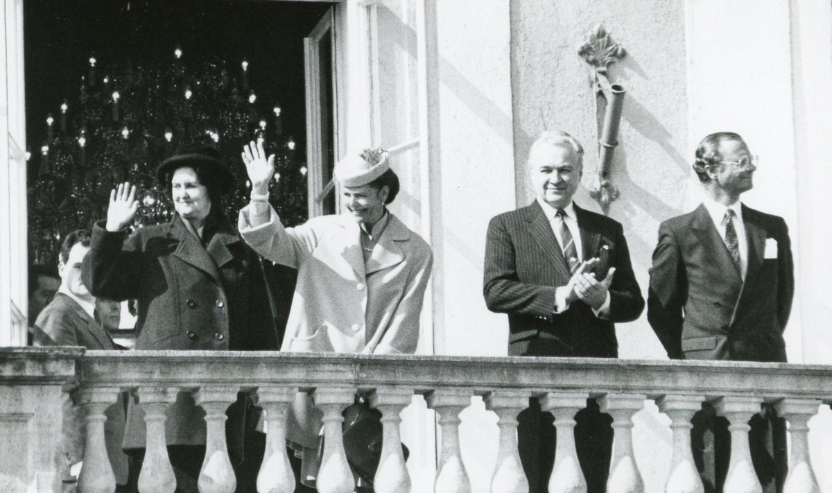 1992: Aprillis 1992 toimus Rootsi kuninga Karl XVI Gustavi ja kuninganna Silvia visiit Eestisse. Ülemnõukogu esimees Arnold Rüütel ja Ingrid Rüütel (vasakul) tervitasid külalisi Toompea lossi rõdult. Rahvale pakkus sündmus suurt huvi, kõrgete välismaa riigitegelaste külaskäigud Eestisse olid toona veel haruldus ja harjumatu asi.
