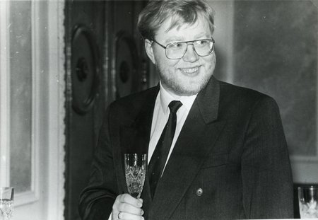Mart Laar lõi pärast Eesti iseseisvuse väljakuulutamist klaase kokku.