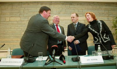 Keskerakond ja Ühtne Venemaa sõlmisid koostöölepingu 2004. aastal