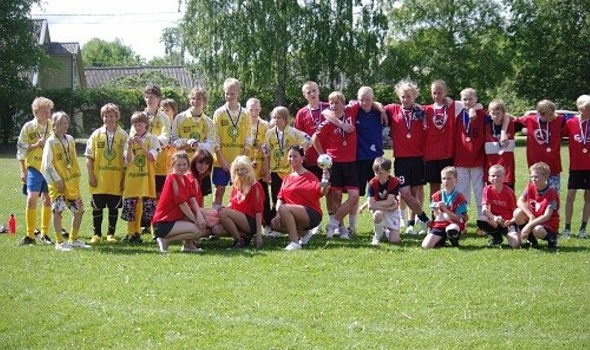 Sõpruskohtumine Ambla-Taipalsaari noorte ühises jalgpallilaagris. Pildil eesti ja soome noored koos Femme tantsutüdrukutega