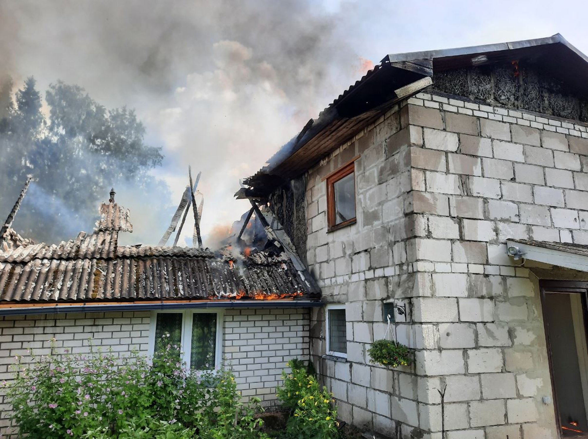 ФОТО | Огонь уничтожил жилой дом и пристройки. На тушение пожара ушло 150  тонн воды - Delfi RUS