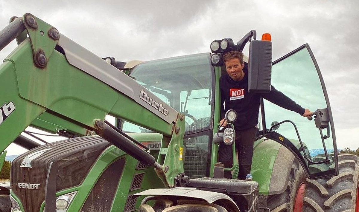 Emil Iversen traktori peal.