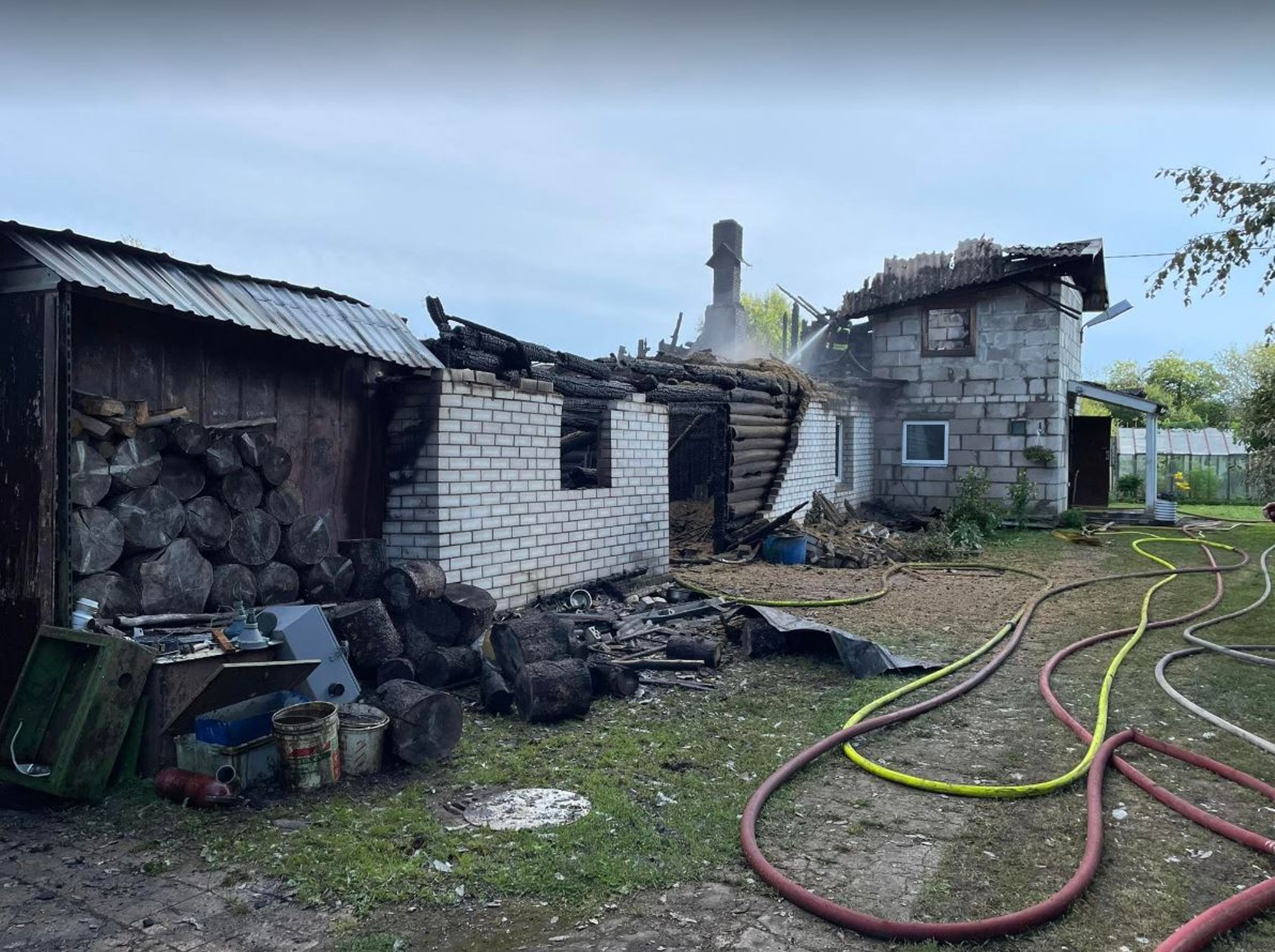 ФОТО | Огонь уничтожил жилой дом и пристройки. На тушение пожара ушло 150  тонн воды - Delfi RUS