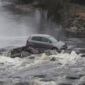 ФОТО и ВИДЕО DELFI: В реке Пирита плавает Volkswagen с финскими номерами
