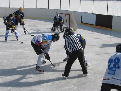 Saku Õllekapad (tumesinistes riietes, tagumised) ja Saku on Ice hokimeeskonna mängijad (heledas riietuses)finaalmängus 24. märtsil Uudekülas. Foto Anu Tammus