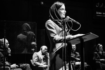 "Iraani konverentsi" lõpus saab sõna iraanlanna Širin Širazi (Maria Peterson), kes loeb muu hulgas ette oma luuletuse "Hüvastijätt keeluga".