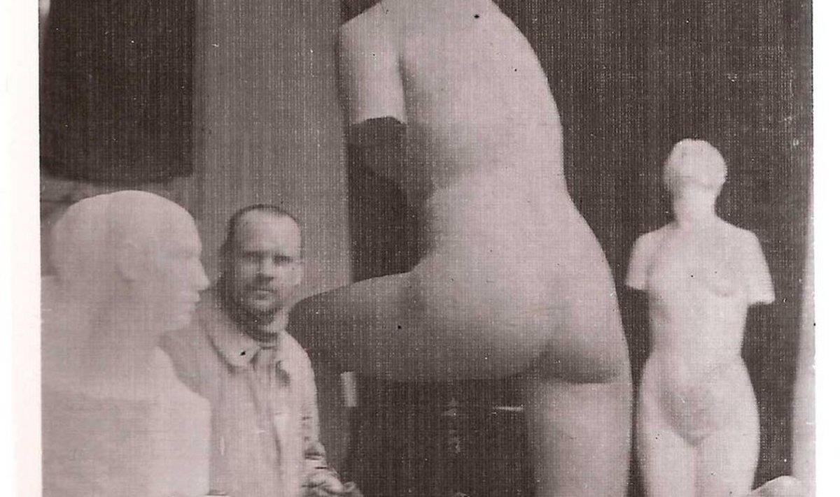 Vihatud geenius: Jaan Koort 1912. aastal Pariisis oma skulptuuride keskel. Kunstisalongi Allee kogu.