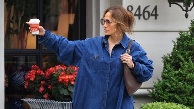 Jennifer Lopez näitas, et pikad suvekleidid ei pea olema haldjalikult lendlevad