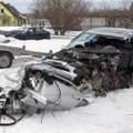 FOTOD: Saaremaal sai viga autoga vastu puud sõitnud juhiloata noormees