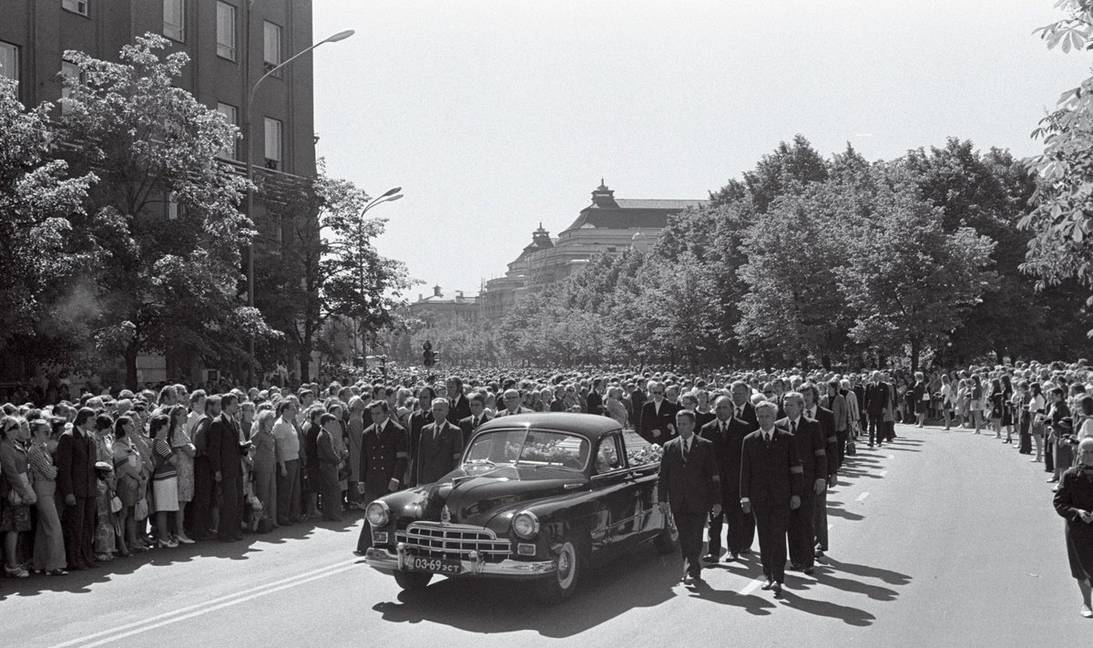 KOGU EESTI LEINAS: Kerese saatsid 10. juunil 1975 viimsele teekonnale suured rahvahulgad.