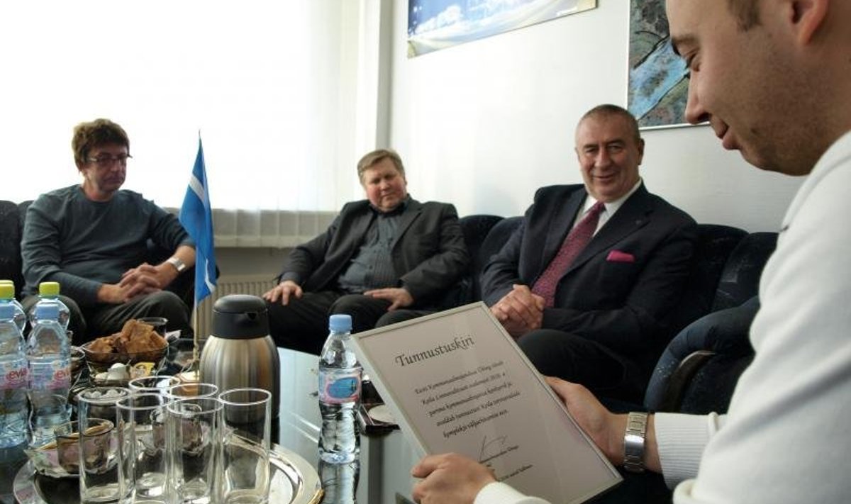 Pildil: vasakult Ain Järve, abilinnapea Enno Fels, Ain Valdmann ja tunnustuskirja vastu võtnud linnapea Tanel Mõistus.