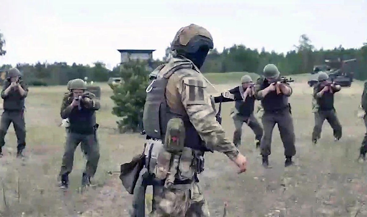 Valgevenelastest sõdurid wagnerlasest instruktoriga