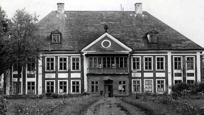 Ääsmäe mõis 1952. aastal, kui mõisas tegutses kool. 1953. aasta kevadel toimunud tulekahjus hävis mõisa laastukatus koos kandekonstruktsioonidega ning maja puidust verandad ja rõdud.