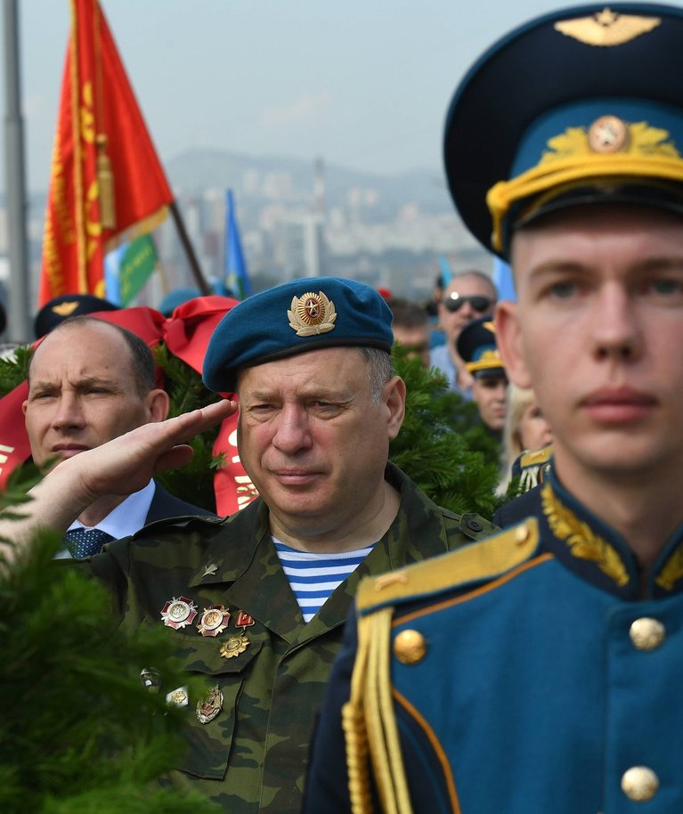 Vene armee vormis mehed tähistavad Krasnojarskis dessantväelaste päeva