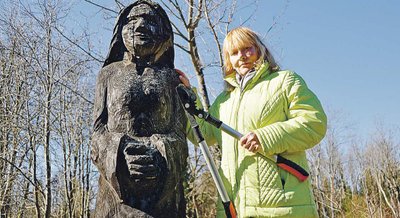 Seitse aastat tagasi lasi Eve Piibeleht skulptor Ott Oleskil teha endale naise puukuju, sest naised on Kersalu küla asuvat majapidamist kaua korraldanud.