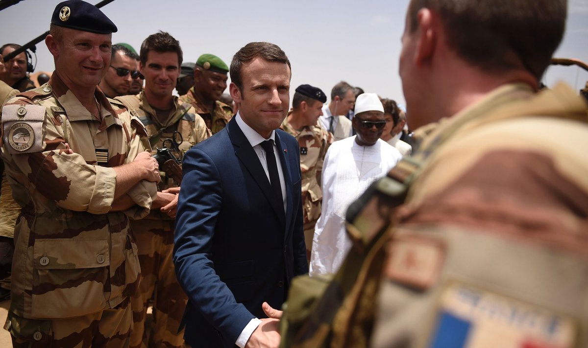 Prantsusmaa president Emmanuel Macron 2017. aastal Mali idaosas asuvas Gaos. Sõdurite keskel paistab taustal ka Mali toonane riigipea Ibrahim Boubacar Keita. 