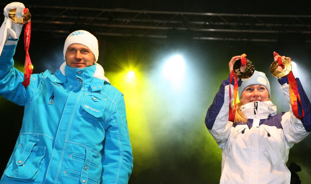 Torino olümpiavõitjate Andrus Veerpalu ja Kristina Šmigun-Vähi vastuvõtt Raekoja platsil.