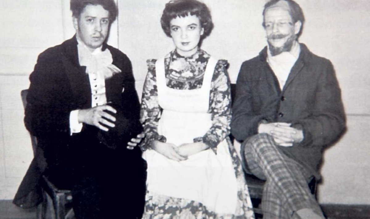 Jüri Karindi (vasakul), Ada Lundver ja Teet Kallas 1960. aastal Tallinna 21. keskkooli näiteringis lavastatud  Anton Tšehhovi  näidendis “Abieluettepanek”. Foto: Tallinna 21. Keskkooli almanahh